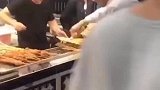 最怕沙雕遇到沙雕，旁边小姐姐都快笑岔气了