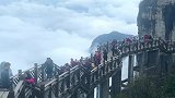 走在天悬栈道上看风景，云海，太美了