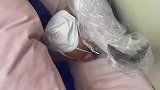 男子发烧吵着去钓鱼，妻子从冰箱取出它降温