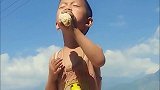 留守儿童没事做自娱自乐，没想到小小年纪这么有范，太酷了