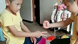 两兄弟玩猜拳！赢得可以吃一口美食，这结局也是没想到啊