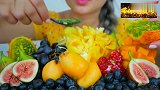 美食分享，妹子吃异国情调的混合水果拼盘