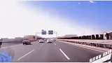 差点就成安全驾驶教育的素材，高速上开车一定要小心谨慎！