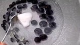 教你自制一款简单美味的甜品：里面裹着蓝莓，好吃的甜点！