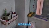 女租客退房，房东都不敢进卫生间，里面太脏，衣服扔的到处都是