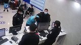 网上逃犯喝酒时与邻桌起纠纷，派出所内求民警拷上，结果悲剧了