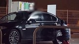 趁车主下车加油钻进车后座，半路被人追着打，真是作死啊