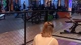 健身房，偶然拍下这一幕，小姐姐这是要练习瑜伽吗