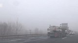 山东高速大雾致10余车相撞 现场快递货车被烧成空架