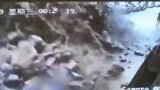 小区挡土墙倒塌3车瞬间被砸毁 路人神反应躲过一劫
