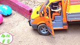 户外挖掘机玩具视频，指挥工程车运输奇趣蛋玩具表演