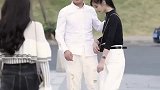 小姐姐太调皮了，小哥哥无辜躺枪，街拍穿搭