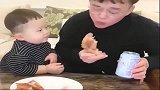 爸爸不让儿子吃肉，宝宝拿出手机的那一刻，真是太搞笑了