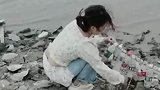 女子和朋友到河滩上玩，花5个小时捡一长串废旧塑料瓶