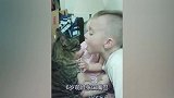 6岁的哥哥张开嘴巴，不料猫咪这样“亲热”，让3岁的弟弟都嫉妒