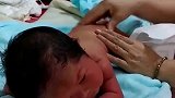 阿姨给小宝宝做全身按摩，宝宝一脸悠闲的趴着，可真会享受！