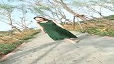 小姐姐身穿绿色连衣裙摆拍，魅力势不可挡
