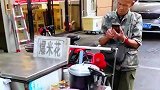 路边一位爱笑爷爷卖的爆米花，摊位干干净净看着很舒服