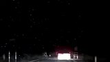 深夜弯道超车，前车见状打灯提醒