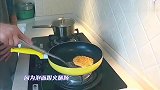 何炅在家下厨做泡面小圆饼，结果被油溅得直跳脚，直言能卖3块钱