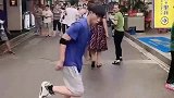 大神当街突然跳舞，吸引大量路人驻足观看，这就是街舞的魅力