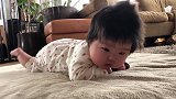 刚学会抬头的宝宝，圆圆的脑袋，帅气的头发，萌炸了有木有！