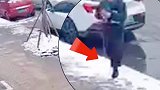 现实版农夫与蛇！女子掉100元被他人故意遮挡捡走