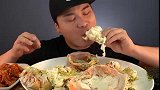 品尝美食：吃美味大螃蟹