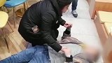 女医生扔下小孩救晕倒男子：有人劝我别救 但救死扶伤是天职