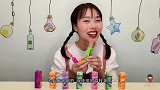 妹子拆箱吃“彩色果乐刀糖果”折叠小刀形状，香甜口味多