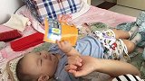 小宝宝好棒啊，这么小就知道看书了，将来肯定是个学霸！