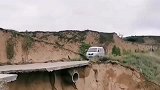 村里进城唯一的路，也就胆大的敢过，真是捏了一把冷汗！