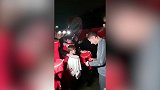 轻松应战！拜仁将战红军 莱万为球迷签名
