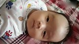 小宝宝睡醒后的表情好萌，小眼神飘来飘去的简直萌翻了