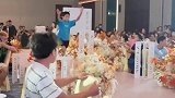 姐姐结婚，表弟空翻给姐夫送来戒指