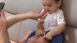 这就是你背着妈妈看手机的后果，一岁宝宝的举动让爸爸害怕了