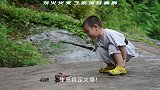 螃蟹精摆摊卖龙虾，三岁小孩过来把龙虾吃精光：我就尝尝