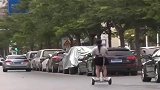 惊险！女子抱着孩子骑平衡车在大街上穿梭