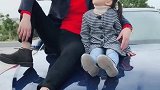相差19岁的兄妹，妹妹亲哥哥那一幕，好有爱啊！