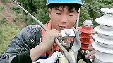 电网高空作业工作人员，顶着烈日工作只为守护万家灯火！