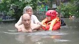 积水齐胸！宜昌普降暴雨致城中内涝 特警涉水背出八旬老人