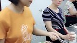 这个清纯的姑娘真漂亮，真想吃她盛的面！