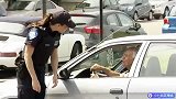 搞笑恶作剧：女警指挥司机倒车撞倒，消防栓这下麻烦大了