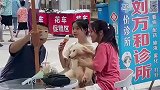 狗狗表面配合拍照，实际另有心机呀