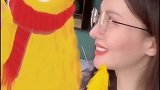金晨玩特效和小怪兽合影，开美颜遮不住脸上痘痘侧颜依旧很美