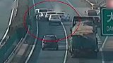 山东青岛：高速路上错过出口 急刹变向造成五车连撞