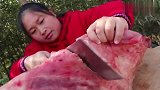 西北特色手抓饭，香气四溢很馋人，胖妹吃得很带劲！