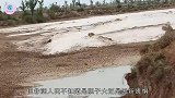 大水袭来这么细的堤坝是在开玩笑么居然还敢站上去看热闹