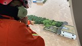 神兵天降！四川宜宾暴雨村落成孤岛 消防出动直升机紧急救援