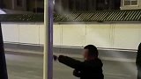 大叔在外和损友们玩，突然对着电线杆打起了拳，电杆表示很无辜！